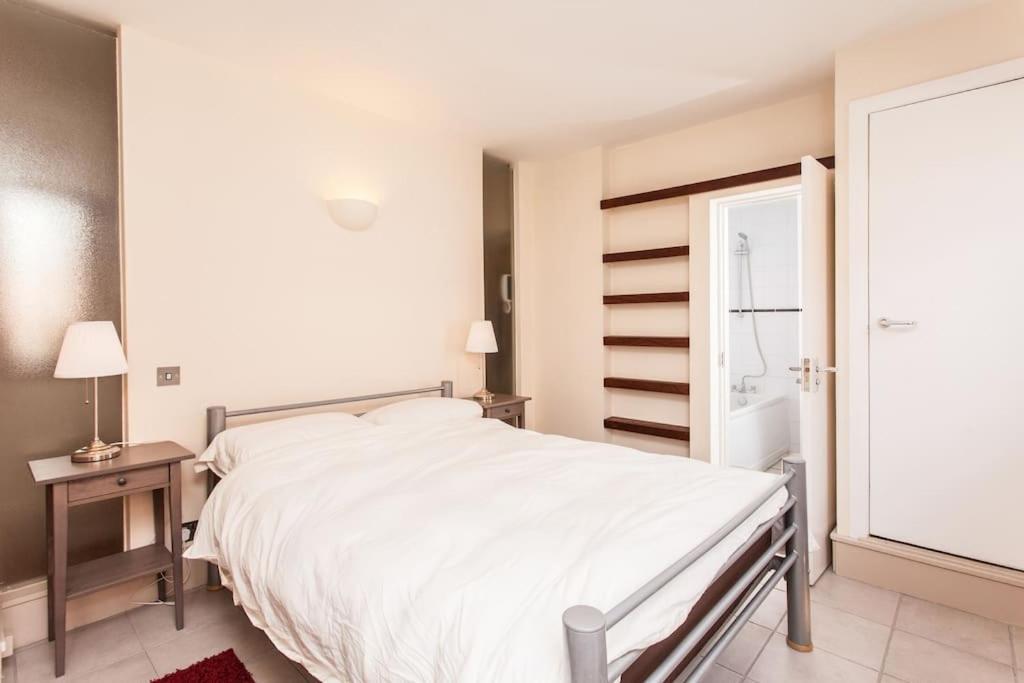 Awesome Apartment In The Heart Of Camden Town Лондон Екстериор снимка