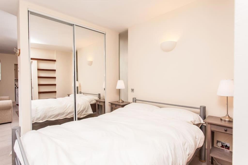 Awesome Apartment In The Heart Of Camden Town Лондон Екстериор снимка