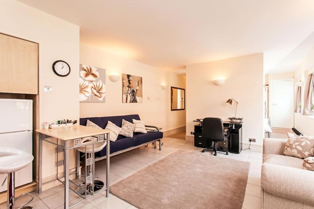 Awesome Apartment In The Heart Of Camden Town Лондон Екстериор снимка