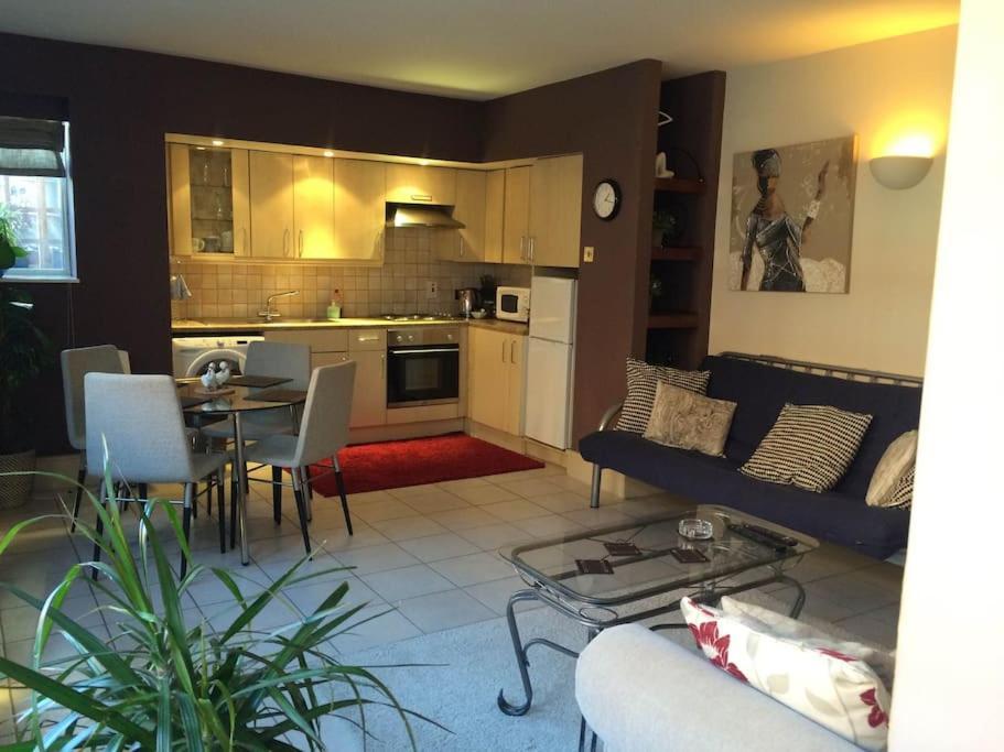 Awesome Apartment In The Heart Of Camden Town Лондон Екстериор снимка