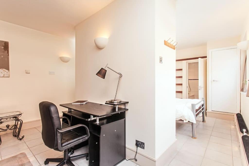 Awesome Apartment In The Heart Of Camden Town Лондон Екстериор снимка