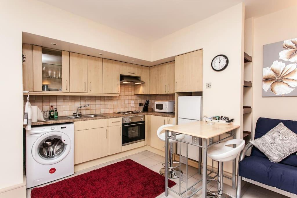 Awesome Apartment In The Heart Of Camden Town Лондон Екстериор снимка