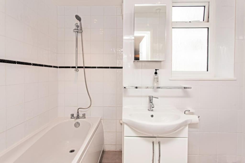 Awesome Apartment In The Heart Of Camden Town Лондон Екстериор снимка